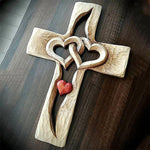 Croix en bois sculptée en forme de coeur
