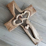 Croix en bois sculptée en forme de coeur