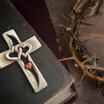 Croix en bois sculptée en forme de coeur