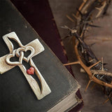 Croix en bois sculptée en forme de coeur