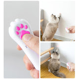 "Attrape-le" Le chat attire les jouets