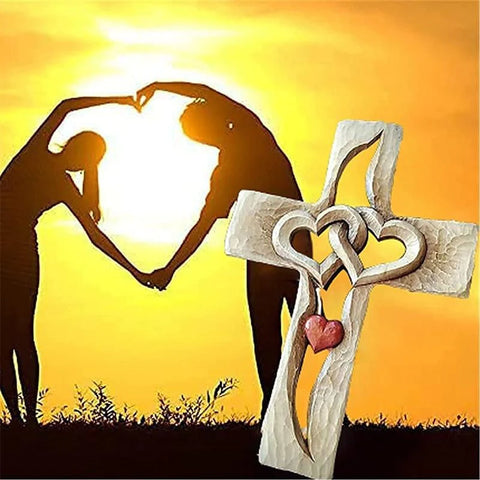 Croix en bois sculptée en forme de coeur