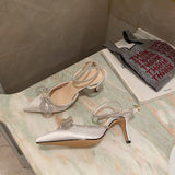 Élégantes sandales à talons avec nœud en strass