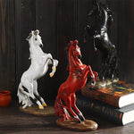Cheval en résine debout