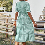 Robe à col en V et imprimé à rayures