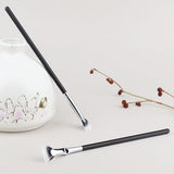 Brosse de cils en forme de ventilateur incliné