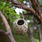Nid d'oiseau sphérique en paille