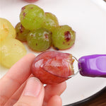 Outil pour éplucher les raisins