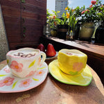 Tasse en céramique avec fleurs peintes à la main