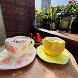 Tasse en céramique avec fleurs peintes à la main