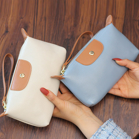 Pochette en cuir légère avec grand espace et fermeture éclair au poignet