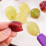 Outil pour éplucher les raisins