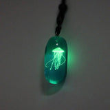 Collier de méduses qui brille dans le noir