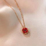 Collier de trèfle à quatre feuilles plié de manière créative