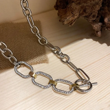 Collier pompon élégant et tendance