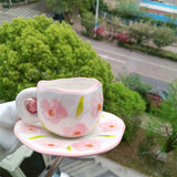 Tasse en céramique avec fleurs peintes à la main
