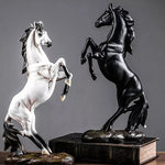 Cheval en résine debout