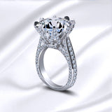 Bague en argent sterling 925 dans la main