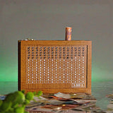 Tirelire en bois avec figures gravées