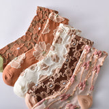 Chaussettes élégantes en coton à fleurs en relief pour femmes