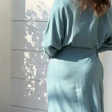 Robe à revers à manches longues de couleur unie