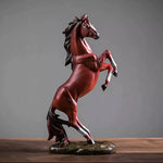 Cheval en résine debout