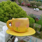 Tasse en céramique avec fleurs peintes à la main