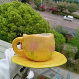 Tasse en céramique avec fleurs peintes à la main