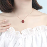 Collier de trèfle à quatre feuilles plié de manière créative