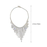 Collier pompon élégant et tendance