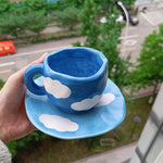 Tasse en céramique avec fleurs peintes à la main