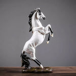Cheval en résine debout