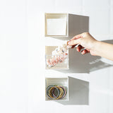Boîte de rangement transparente anti-poussière fixée au mur
