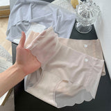 Culotte féminine en soie glacée sans trace