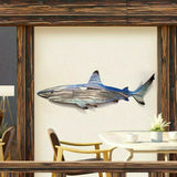 Décoration murale en métal avec requin.