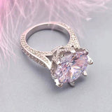 Bague en argent sterling 925 dans la main