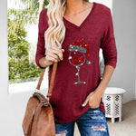 T-shirt de Noël à col en V et imprimé verres à vin pour femmes