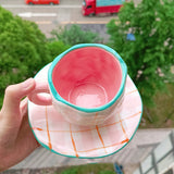 Tasse en céramique avec fleurs peintes à la main