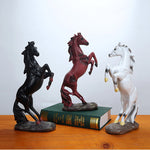 Cheval en résine debout