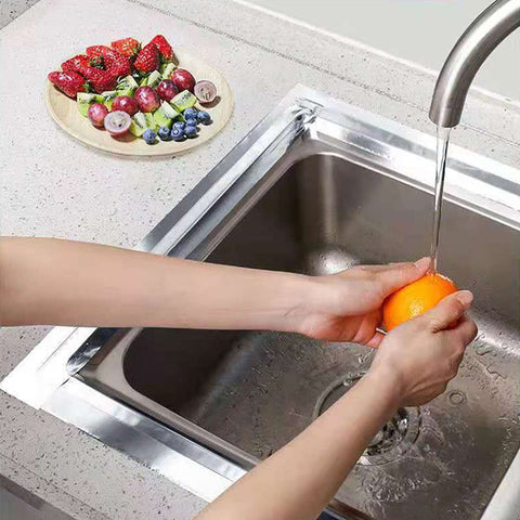 Bande de calfeutrage imperméable et adhésive pour la cuisine
