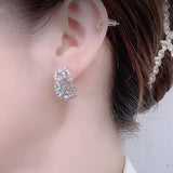 Boucles d'oreilles pleines de diamants