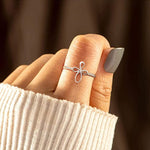 Bague enveloppante croix micro pavée