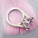 Bague en argent sterling 925 dans la main