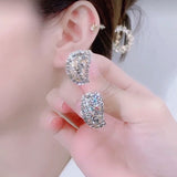 Boucles d'oreilles pleines de diamants