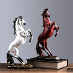 Cheval en résine debout