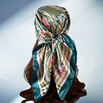 Foulard en Satin de Soie Imprimé Fleuri Botanique