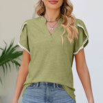 T-shirt col V avec manches fleurs en dentelle