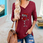 T-shirt de Noël à col en V et imprimé verres à vin pour femmes