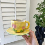 Tasse en céramique avec fleurs peintes à la main