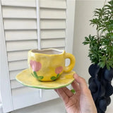Tasse en céramique avec fleurs peintes à la main